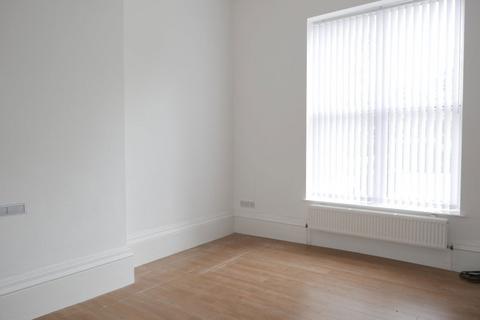 2 bedroom flat to rent, Flat 2, 3 Pearson Park, Hull, HU5 2SY