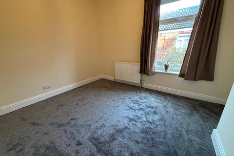 2 bedroom terraced house to rent, Woodbine Villas, Reynoldson Street, Hull