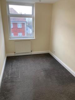 2 bedroom flat to rent, Cherrydown Avenue