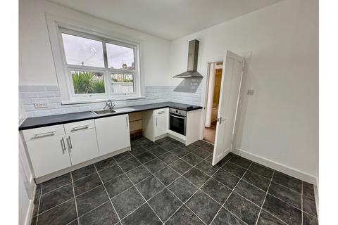 2 bedroom flat to rent, London Road, Leigh-on-Sea, Essex