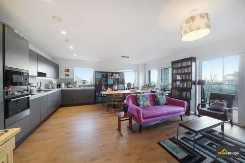 3 bedroom flat for sale, Lyall House, London, E13 9FA