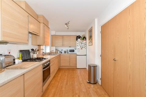 2 bedroom flat for sale, Taylor Close, Tonbridge, Kent