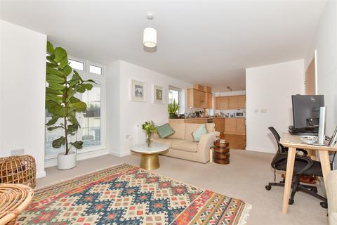 2 bedroom flat for sale, Taylor Close, Tonbridge, Kent