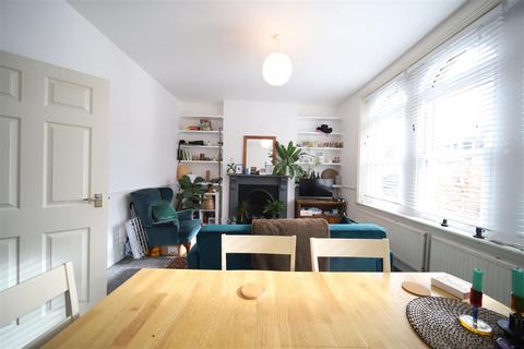 3 bedroom flat to rent, Hampden Road, London