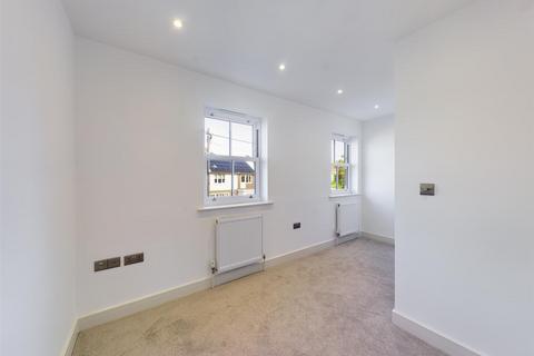 46 Albany Road, Crawley, RH11 7BZ