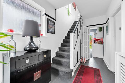 118 Greenview Avenue, Beckenham, BR3 3RU