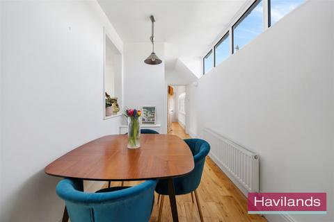 15a Lytton Avenue, London, N13 4EH