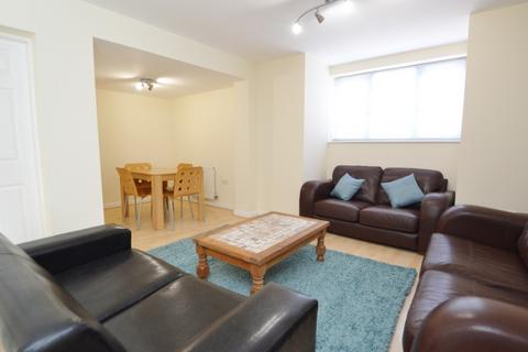 3 bedroom flat to rent, Potternewton Lane, Leeds LS7