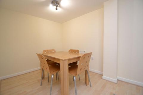 3 bedroom flat to rent, Potternewton Lane, Leeds LS7