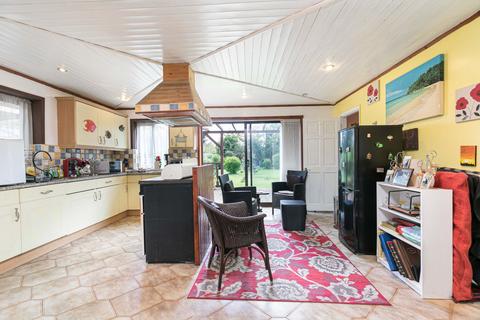 3 bedroom chalet for sale, Peeks Brook Lane, Horley RH6