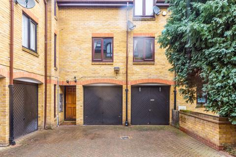 2 bedroom apartment to rent, Welland Mews, London E1W