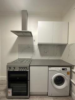 2 bedroom flat to rent, Castleton Road Ilford IG3 9QW