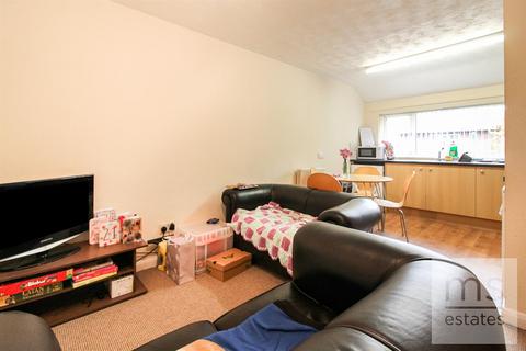 2 bedroom flat to rent, Ednaston Road, Nottingham NG7