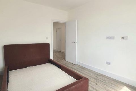 2 bedroom flat to rent, Collier Row Road, Collier Row, Romford, RM5 2BB