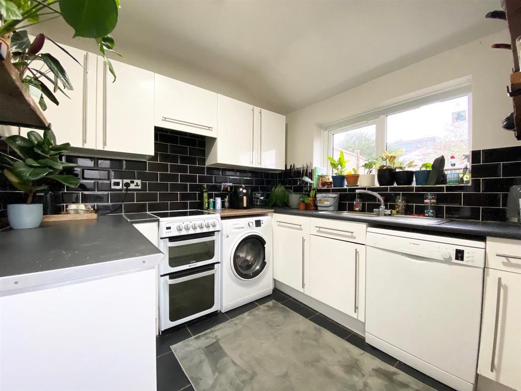 10 Stirling Road   Kitchen 2.jpg