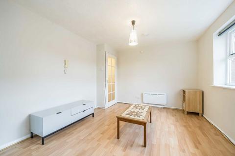 Studio to rent, Massingberd Way, London SW17