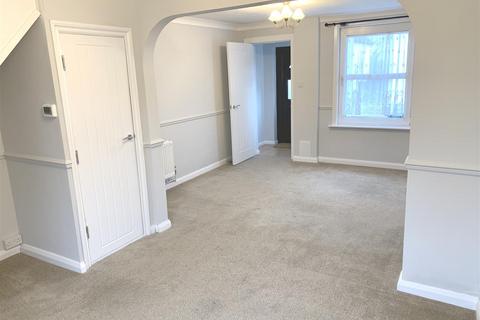 2 bedroom house to rent, West Street, Burgess Hill RH15 8NY