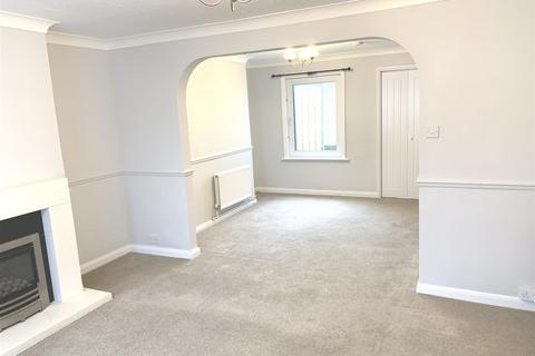 2 bedroom house to rent, West Street, Burgess Hill RH15 8NY