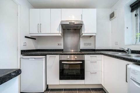 3 bedroom flat to rent, London, SE24