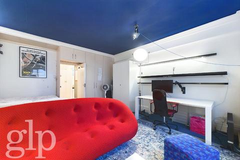 Studio to rent, Phoenix House, 104-110 Charing Cross Road, London, Greater London, WC2H