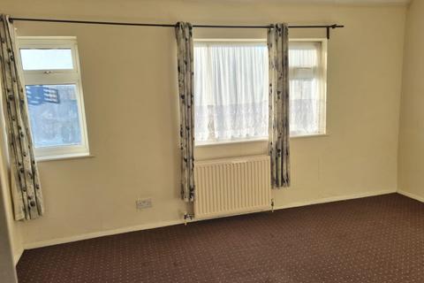 2 bedroom end of terrace house to rent, East Ham , E13