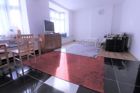 2 bedroom flat to rent, High Street, Waltham Cross