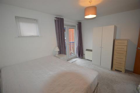 2 bedroom flat to rent, Rolls Crescent, Manchester M15