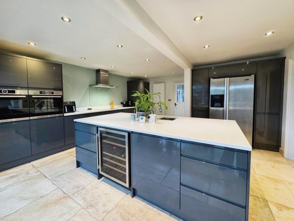 36320b01-Kitchen 202.jpg