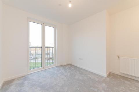 2 bedroom flat to rent, Ridgeway View, London