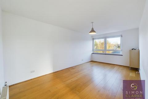 2 bedroom flat to rent, Holden Road, Woodside Park, N12 - WITH HUGE PRIVATE ROOF TERRACE