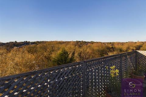 2 bedroom flat to rent, Holden Road, Woodside Park, N12 - WITH HUGE PRIVATE ROOF TERRACE