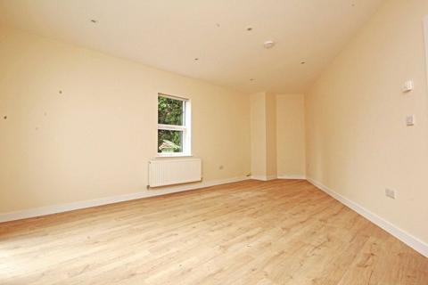 1 bedroom flat to rent, Uxbridge Road, Hampton Hill TW12