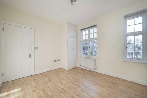 3 Winscombe Crescent, London, W5 1AZ