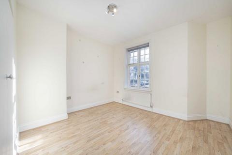 3 Winscombe Crescent, London, W5 1AZ