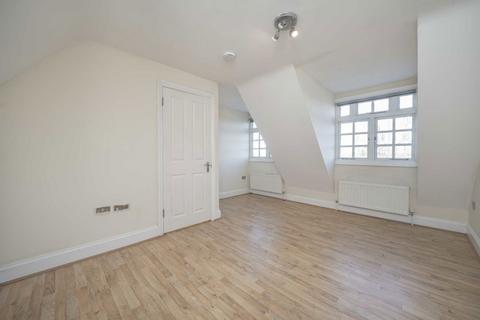 3 Winscombe Crescent, London, W5 1AZ