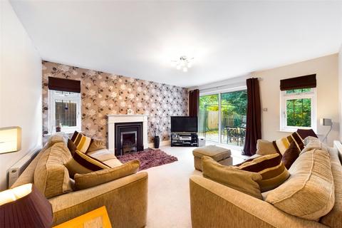 4 bedroom detached house to rent, Borers Arms Road, Copthorne, Crawley, West Sussex, RH10