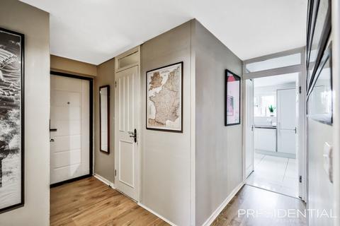 12 Winsbeach, London, E17 3SS