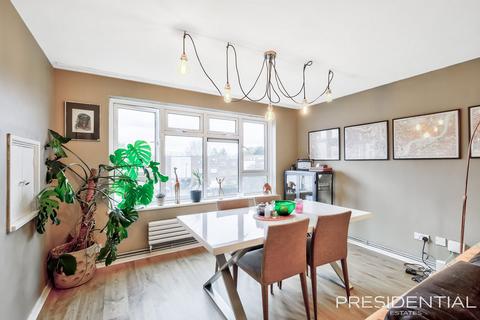 12 Winsbeach, London, E17 3SS