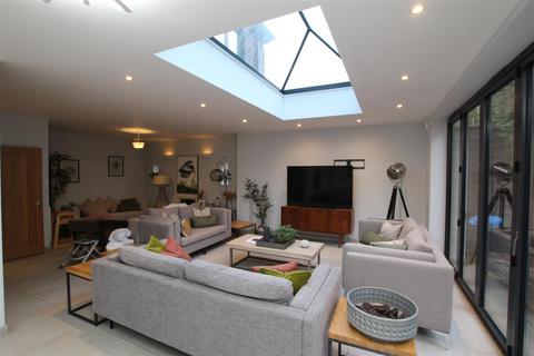 6 bedroom detached house to rent, St Charles Road, Brentwood