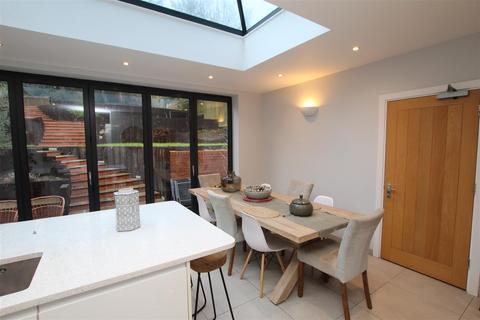 6 bedroom detached house to rent, St Charles Road, Brentwood