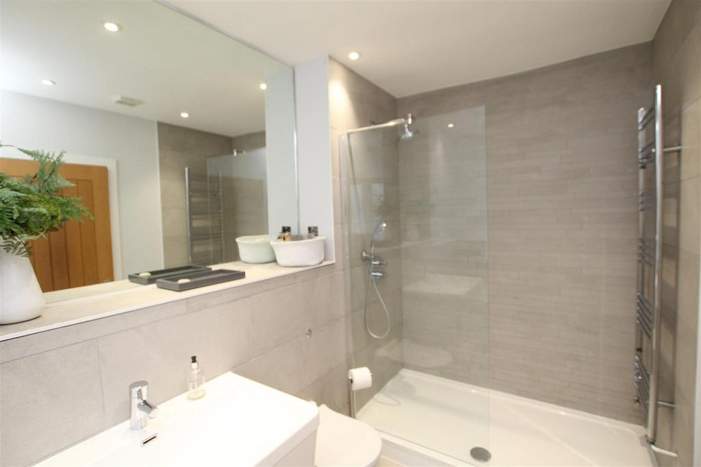 Bed 1 En Suite.jpeg