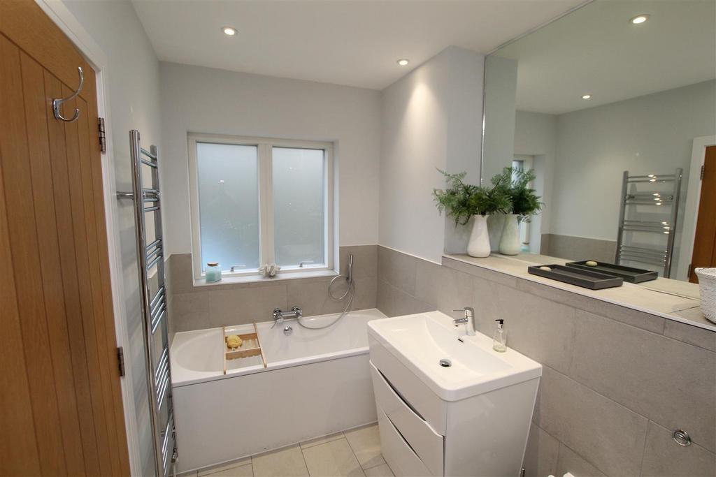 Bed 1 En Suite2.jpeg