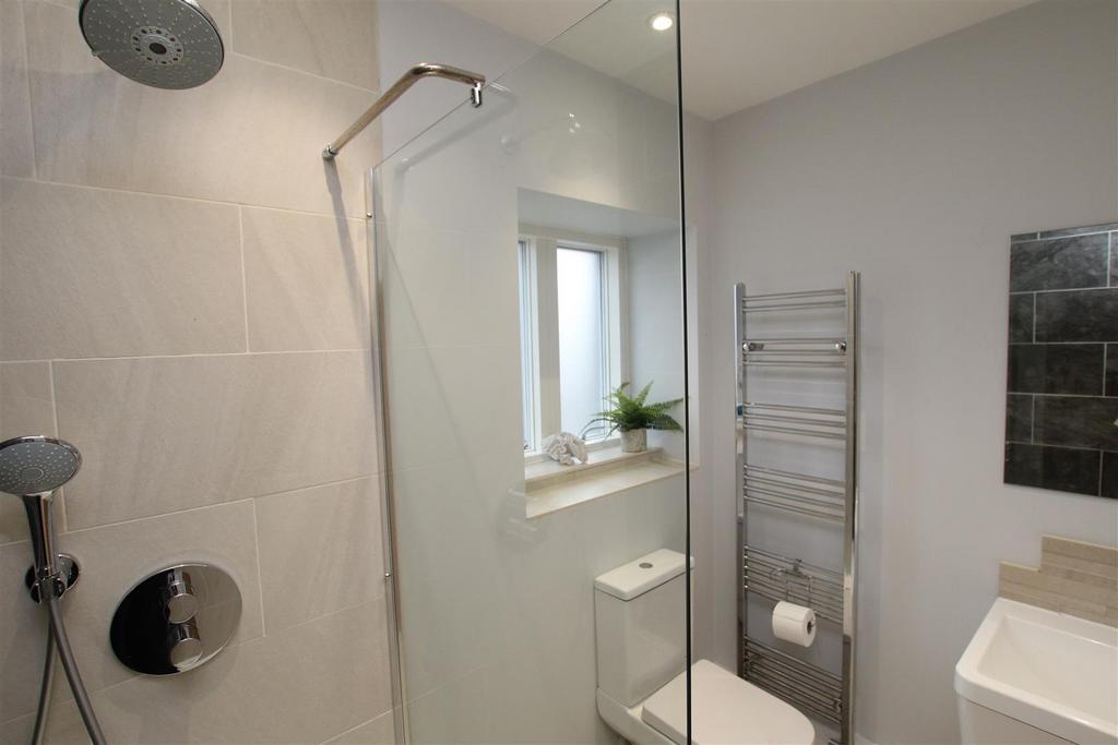 First floor shower.jpeg