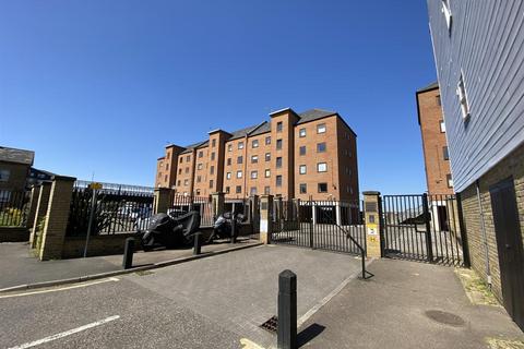 2 bedroom flat to rent, Russell Quay, West Street, Gravesend