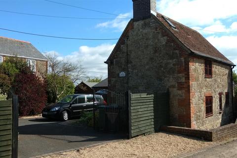 3 bedroom detached house to rent, Chawton Lane, Cowes