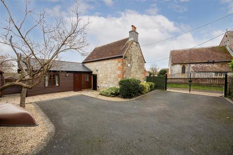 3 bedroom detached house to rent, Chawton Lane, Cowes