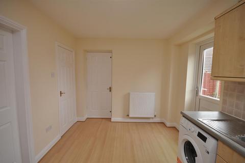 2 bedroom end of terrace house to rent, Chesterton Drive, Leamington Spa