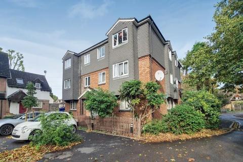 3 bedroom terraced house to rent, London, E16