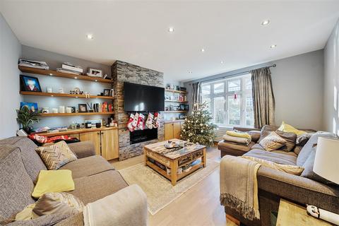 10 Anglesey Gardens, Carshalton, SM5 3JE