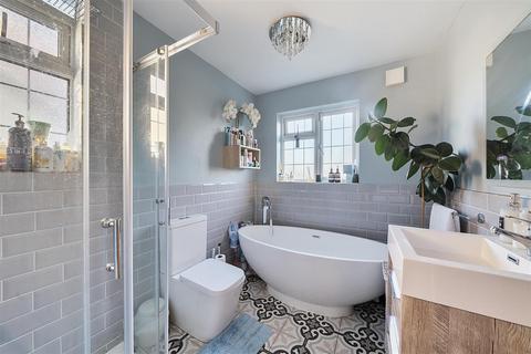 10 Anglesey Gardens, Carshalton, SM5 3JE